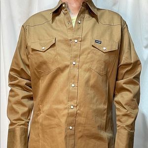Wrangler! Size large, men’s. Nice thick 100% cotton, very durable!